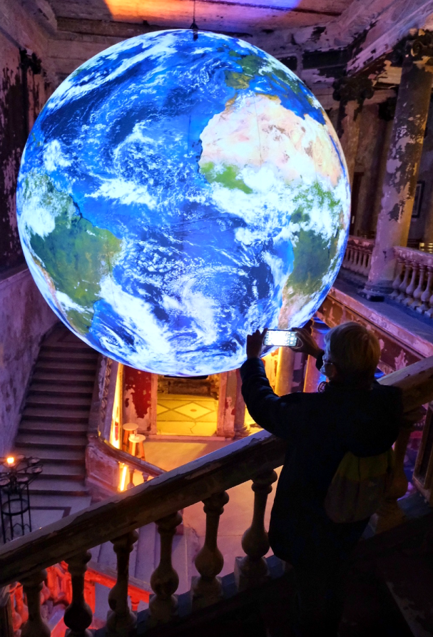 Макет Земли украшает вестибюль церкви. Фото Алена Бобрович, "Metro"