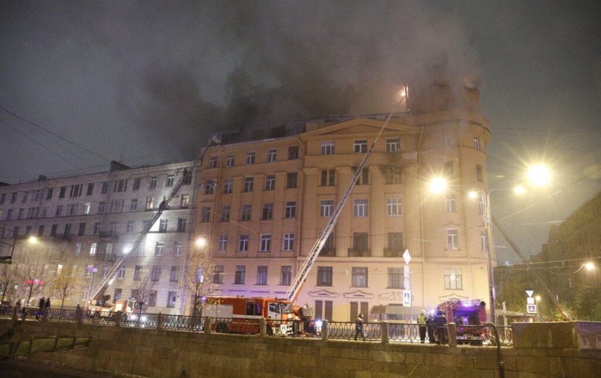 Пожар в доме Чубакова на набережной Карповки произошел 9 октября. Фото sledcom.ru.