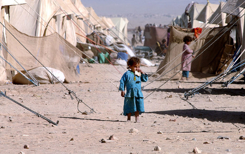 Афганцы вынуждены продавать своих детей, чтобы расплатиться с долгами. Фото Getty