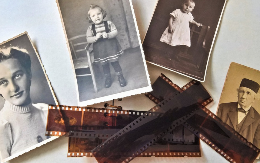 Разбирая семейные фотоархивы, можно познакомить детей с их предками. Фото Pixabay