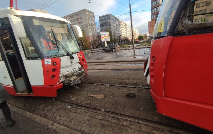Утром 28 октября на Бухарестской улице у проспекта Славы в Петербурге произошло ДТП с участием двух трамваев. Фото k.com/spb_today.