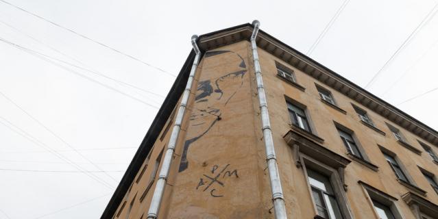 Граффити с портретом Хармса появилось в доме №11 с 2016 года и с тех пор оно стало городской достопримечательностью.