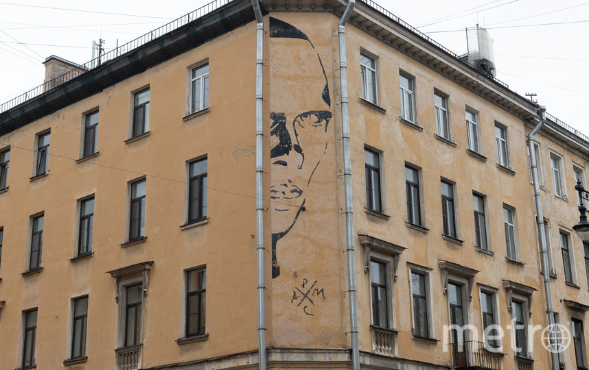Граффити с портретом Хармса появилось в доме №11 с 2016 года и с тех пор оно стало городской достопримечательностью. Фото Святослав Акимов., "Metro"