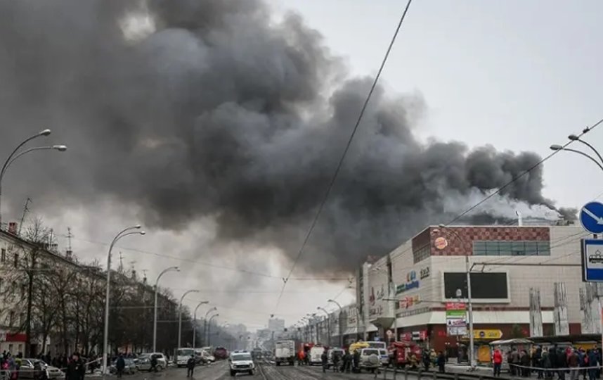 Пожар в четырехэтажном торговом центре "Зимняя вишня" произошел в Кемерово 25 марта 2018 года. Фото ГУ МЧС Кемеровской области.