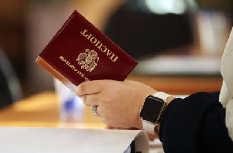 Помимо паспорта для подтверждения QR-кода также подойдет и служебное удостоверение. Фото Getty