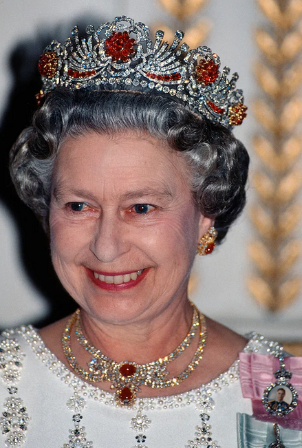 Та самая рубиновая тиара. Фото Getty