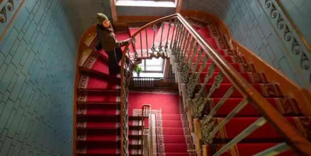 Красный ковер полностью покрывает лестницу - с 1 по 5 этаж.