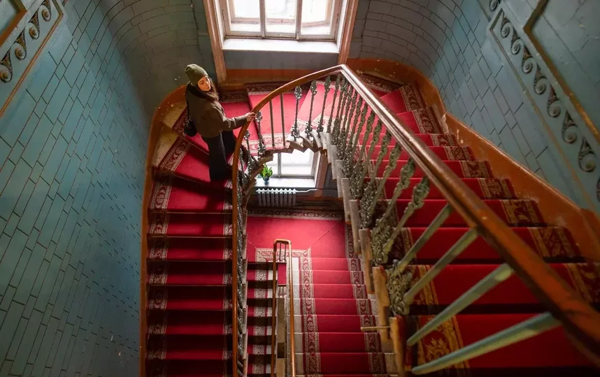 Красный ковер полностью покрывает лестницу - с 1 по 5 этаж. Фото Святослав Акимов, "Metro"