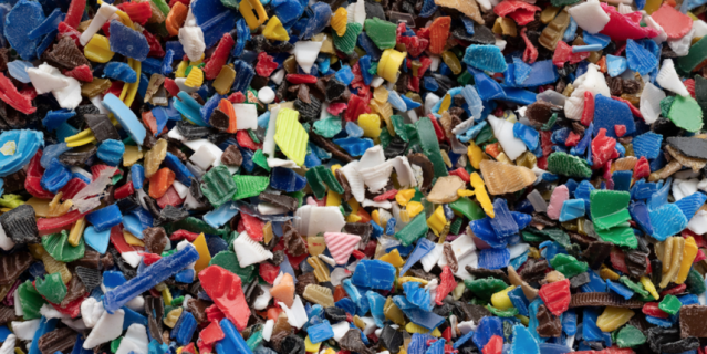 Пластиковые отходы - ценный материал. Фото: Святослав Акимов.