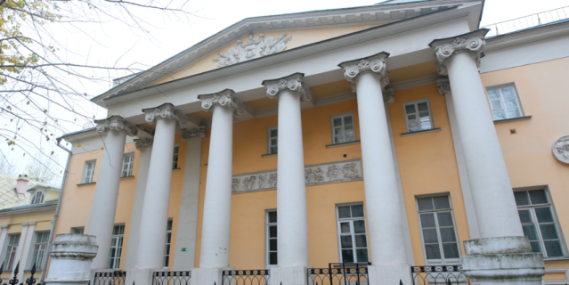 В конце XIX века в здании усадебного дома была устроена Орловская богадельня для бедных, а уже в советские годы здесь организовали Медицинское училище № 2 имени Клары Цеткин.