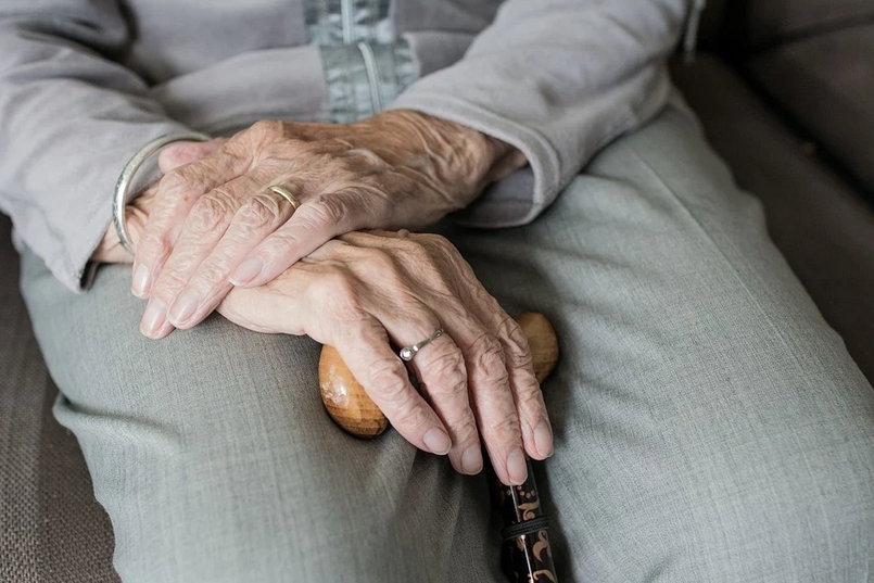 Болезни Альцгеймера подвергаются не только люди пожилого возраста. Фото Pixabay