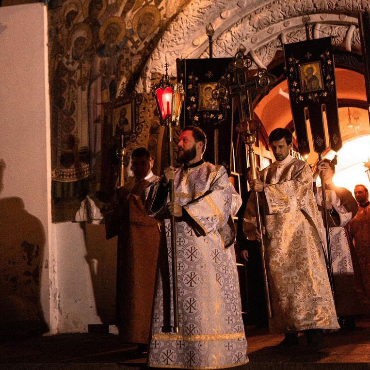 Сергей Семак (третий справа) во время пасхального богослужения в Феодоровском соборе. Фото instagram@annas_secret_garde credit