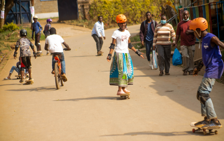 Дети впервые встают на скейтборды в Найроби (Кения). Фото Предоставлены организацией "Скейтистан".