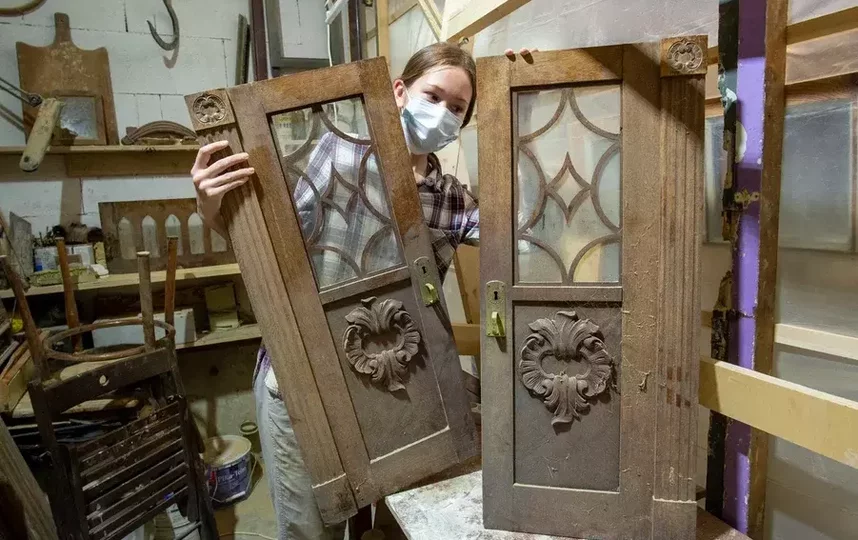 Ребята восстанавливают не только двери, но и другие элементы старинного интерьера. Фото Святослав Акимов, "Metro"