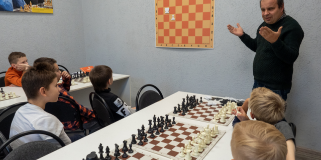 На уроке преподавателю через каждые пять минут приходится привлекать внимание юных шахматистов. Дети разговаривают и постоянно отвлекаются.