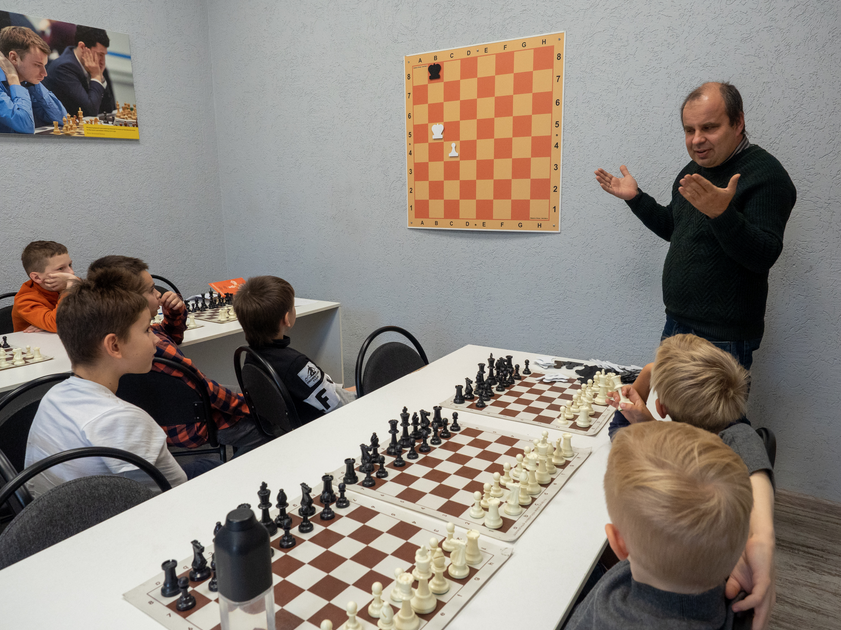 На уроке преподавателю через каждые пять минут приходится привлекать внимание юных шахматистов. Дети разговаривают и постоянно отвлекаются. Фото Святослав Акимов, "Metro"