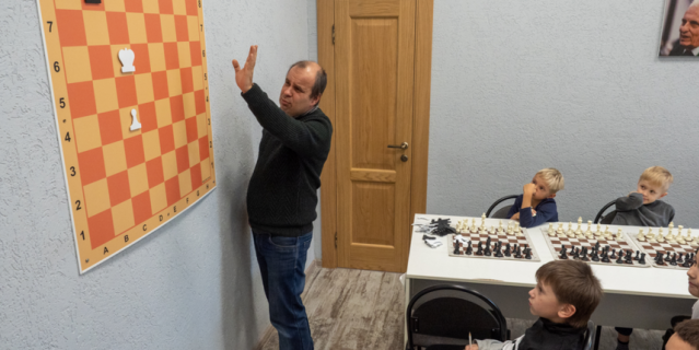 Международный гроссмейстер Алексей Луговой объясняет одну из комбинаций.