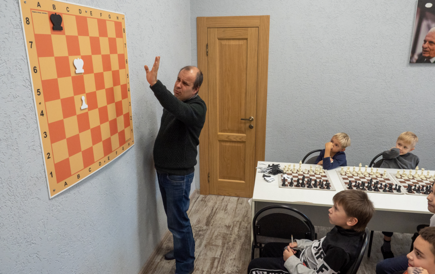 Международный гроссмейстер Алексей Луговой объясняет одну из комбинаций. Фото Святослав Акимов, "Metro"