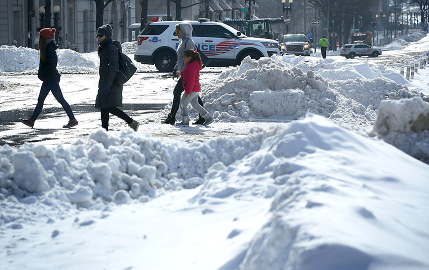 Жители Петербурга могут заработать на уборке снега. Фото Getty