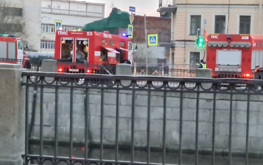 На Розенштейна тушили пожар в доме Ляличева. Фото https://vk.com/spb_today