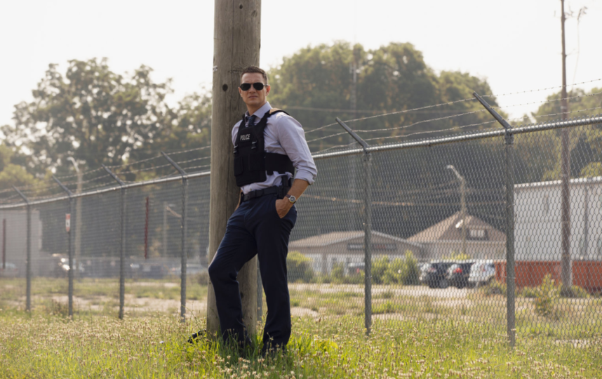 Тейлор Хэндли в роли полицейского. Фото paramount