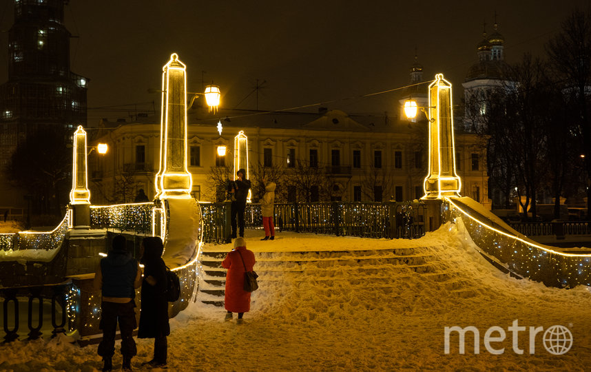 Петербуржцы и гости города с удовольствием фотографируются возле достопримечательностей, теперь имеющим новогоднее оформление. Фото Святослав Акимов, "Metro"