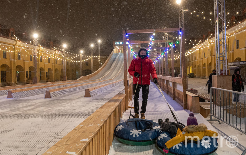 1 декабря в "Никольских рядах" открылась 12 метровая горка. Фото Святослав Акимов, "Metro"