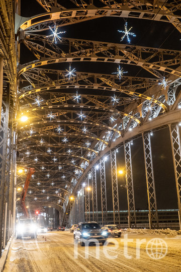 Мост Петра Великого радует водителей своим праздничным оформлением. Фото Святослав Акимов, "Metro"