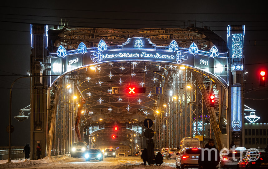 Праздничное освещение дарит петербуржцам новогоднее настроение. Фото Святослав Акимов, "Metro"