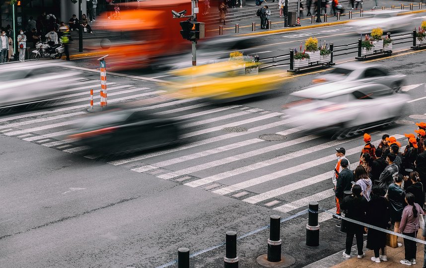 Сотрудники ГИБДД советуют пешеходам использовать световозвращатели, а водителям не прикасаться к телефонам. Фото https://pixabay.com