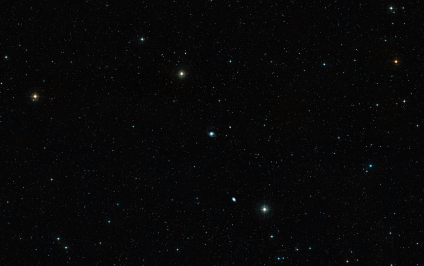 Широкий обзор той части небесного пространства, в которой находится галактика NGC 7727, где были обнаружены чёрные дыры. Фото Съёмка с телескопа Discovery | ESO | VST ATLAS team