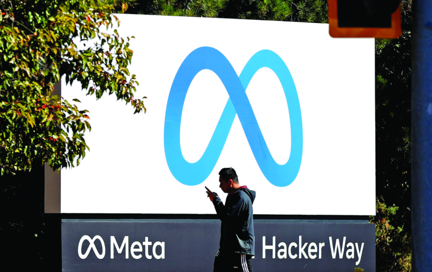 28 октября логотип Facebook напротив штаб-квартиры компании в Калифорнии сменился на логотип Meta. На нём изображён символ бесконечности. Фото Getty
