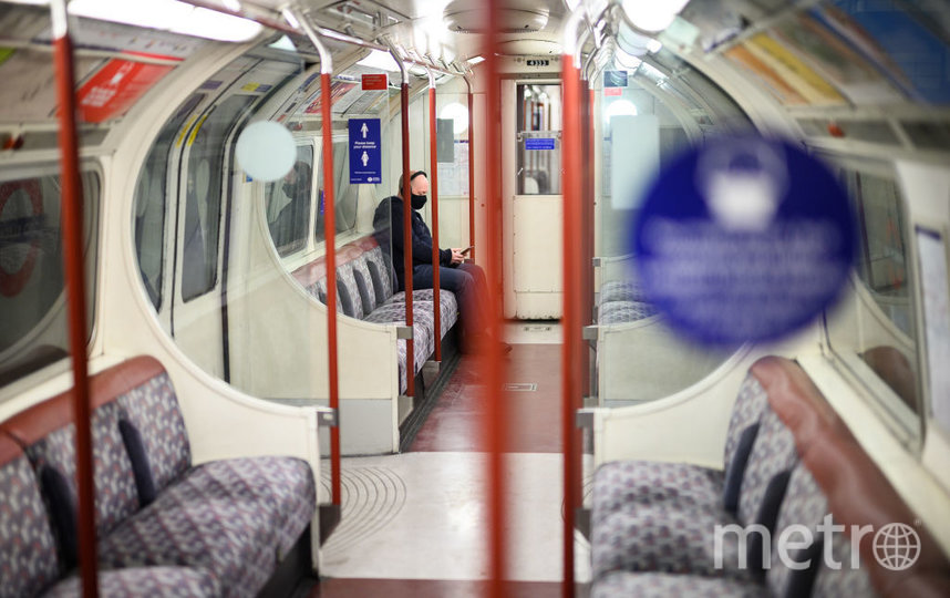 Мужчины не всегда уступают места женщинам в общественном транспорте. Фото "Metro"