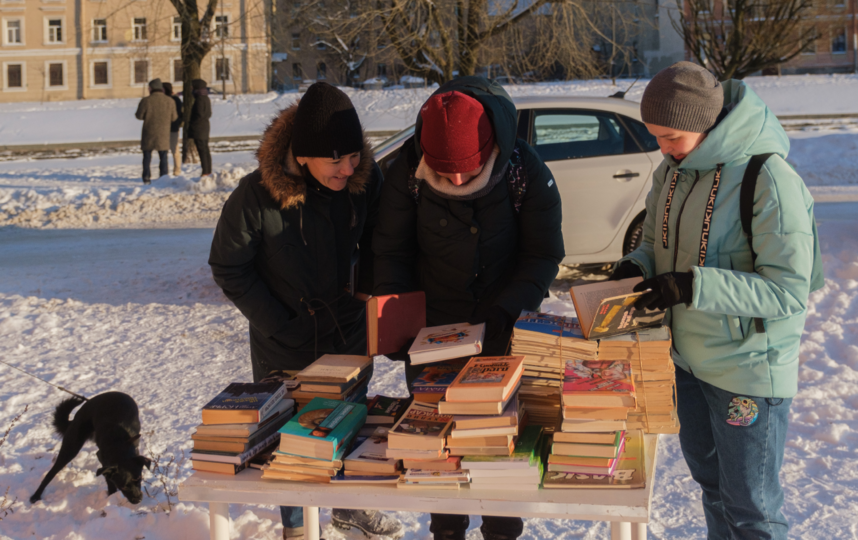 Жители "Добрососедства Коломны" собирают макулатуру и книги для больницы. Фото Алена Бобрович, "Metro"