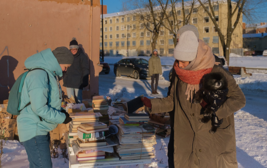 Жители "Добрососедства Коломны" собирают макулатуру и книги для больницы. Фото Алена Бобрович, "Metro"