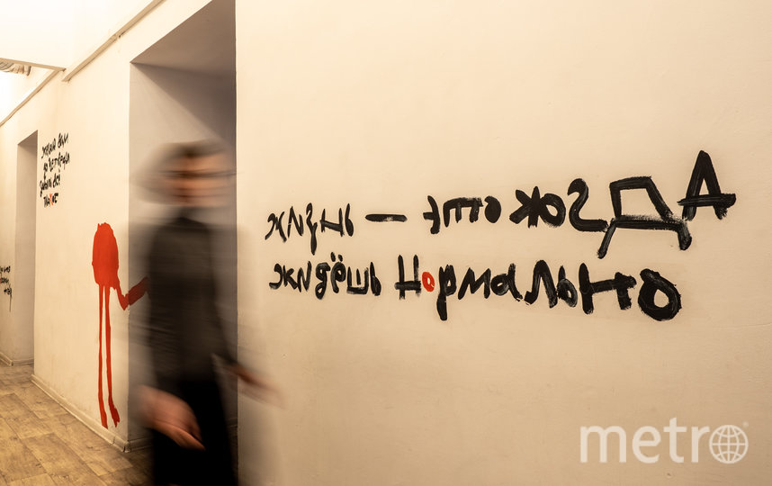 В школе Сергея Тиснека, художника с аутизмом, ругали за неровный почерк, а сейчас его шрифт является символом фонда. Фото Святослав Акимов, "Metro"