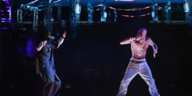 Snoop Dogg выступает на фестивале Coachella вместе с голограммой Тупака Шакура. Christopher Polk / Getty.