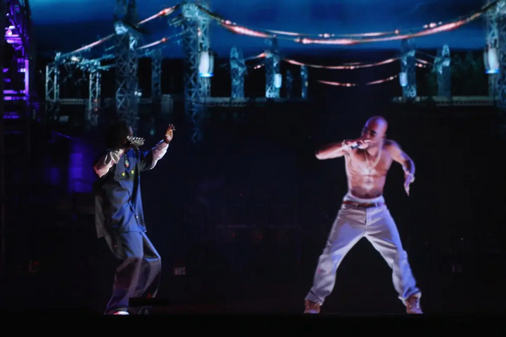 Snoop Dogg выступает на фестивале Coachella вместе с голограммой Тупака Шакура. Christopher Polk / Getty. 