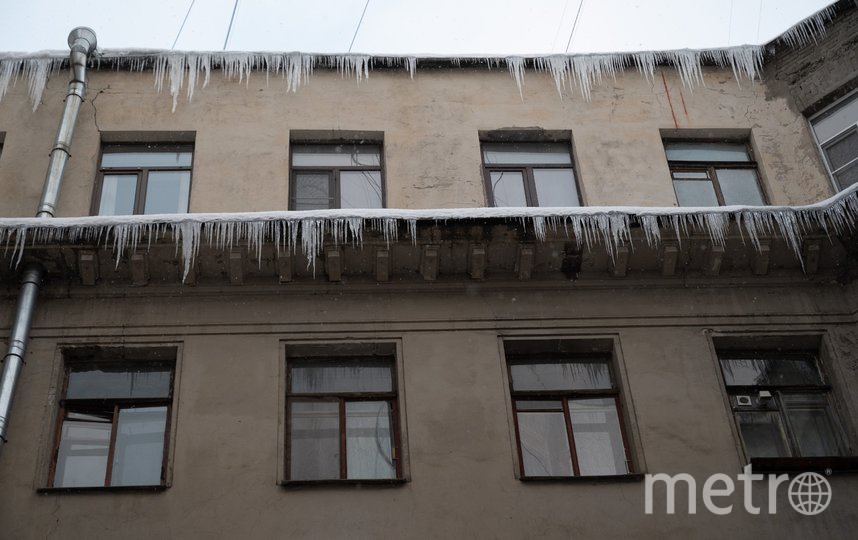 Из-за резкого потепления с крыш стала срываться наледь. Фото Святослав Акимов, "Metro"