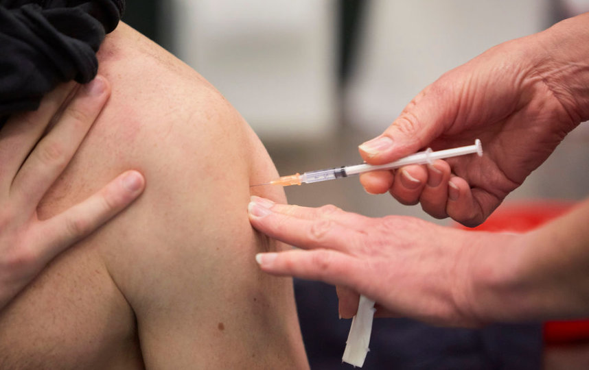 Массовая вакцинация началась в России в середине января. Фото Getty