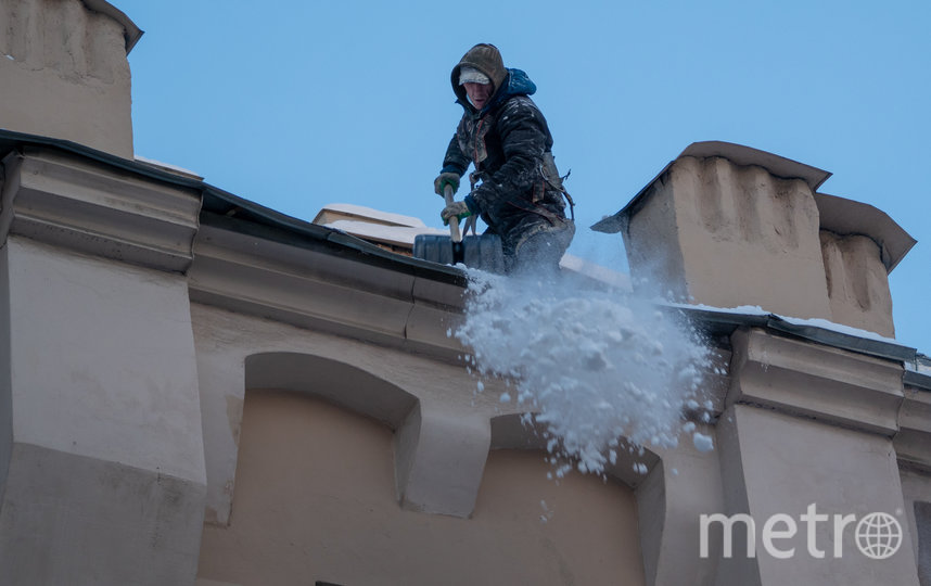В Петербурге одновременно работают порядка 900 кровельщиков, которые чистят городские крыши, но этой цифры явно не достаточно. Фото Святослав Акимов, "Metro"