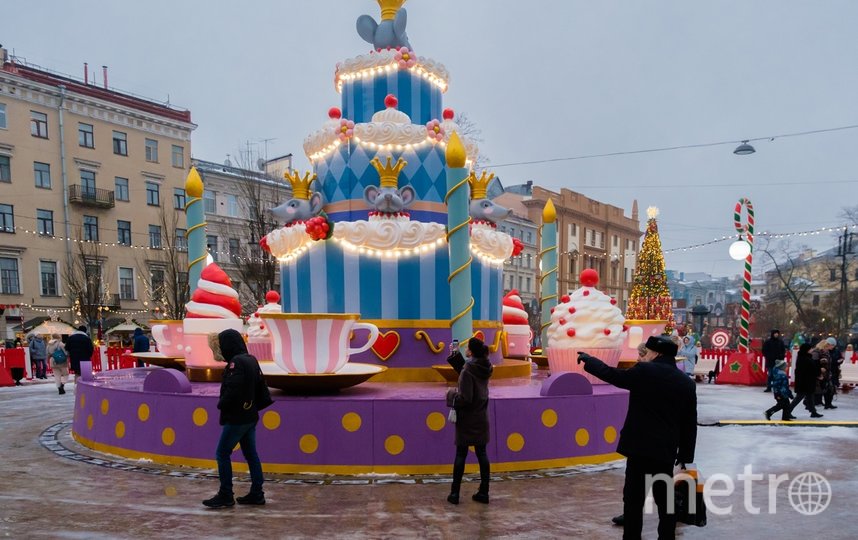 На месте фонтана возвышается торт, украшенный мышами. Фото Алена Бобрович, "Metro"