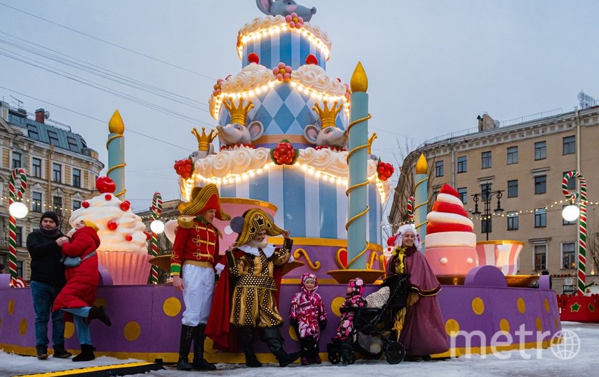 Щелкунчик, Мышиный король и Маша предлагают посетителям ярмарки сфотографироваться на фоне огромного торта. Фото Алена Бобрович, "Metro"