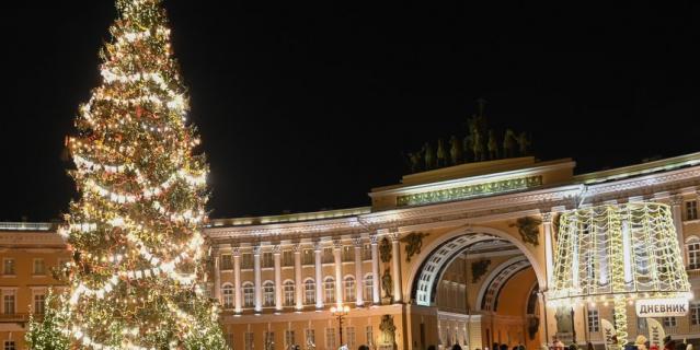 Главная елка на Дворцовой площади засияла праздничными огнями.
