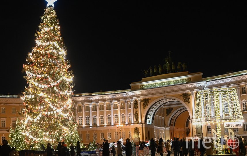 Главная елка на Дворцовой площади засияла праздничными огнями. Фото Святослав Акимов, "Metro"