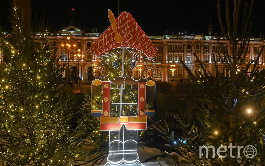 Рядом с главной ёлкой установили 48 небольших ёлочек и 8 декоративных фигур. Фото Святослав Акимов, "Metro"