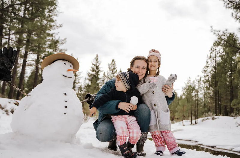 Не забудьте про снеговика – его можно слепить всей семьёй или с друзьями. Фото Unsplash