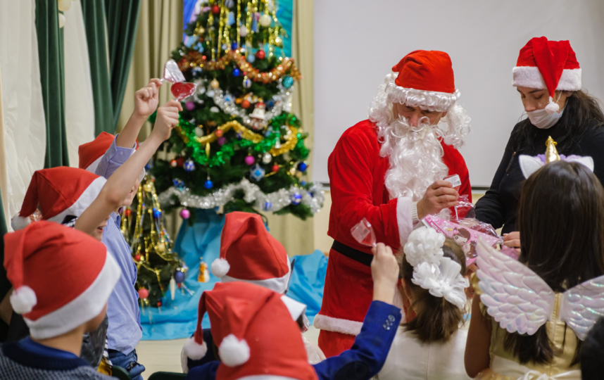 Санта Виктор Андронов и его помощница Мария Давыдова знают, как договориться с детьми. Фото Алена Бобрович, "Metro"