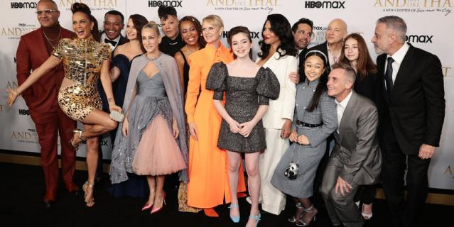 Сара Джессика Паркер позирует с актерами и съемочной группой на премьере фильма 08 декабря 2021 года в Нью-Йорке..