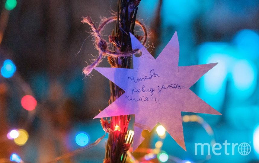 Гости могут повесить на елку, установленную в лестничном пролете звездой со своим желанием. Фото Алена Бобрович, "Metro"